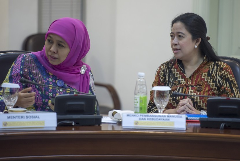 Menko Pembangunan Manusia dan Kebudayaan Puan Maharani (kanan) dan Mensos Khofifah Indar Parawansa (kiri) mengikuti rapat kabinet terbatas di Kantor Kepresidenan, Jakarta, Selasa (20/10). 