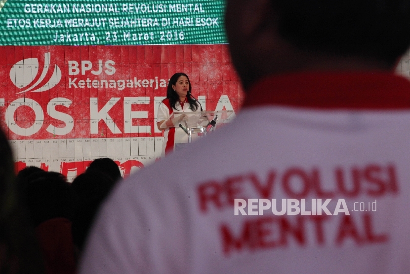 Menko Pembangunan Manusia dan Kebudayaan Puan Maharani menyampaikan pidato sambutannya saat menghadiri acara deklarasi Gerakan Nasional Revolusi Mental (GNRM) BPJS Ketenagakerjaan di Jakarta, Rabu (23/3).