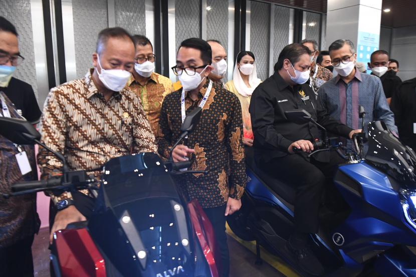 Menteri Perindustrian Agus Gumiwang Kartasasmita (kedua kiri) menaiki motor listrik Alva usai membuka GIIAS 2022 di ICE BSD, Tangerang, Banten, Kamis (11/8/2022). 