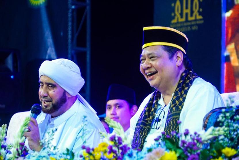 Menko Perekonomian Airlangga Hartarto bersama Habib Syech bin Abdul Qodir.