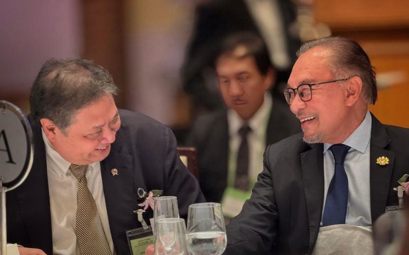 Menko Perekonomian Airlangga Hartarto bersama PM Malaysia Dato Anwar Ibrahim dalam Commemorative Dinner, Tokyo Jepang (23/5/2024)