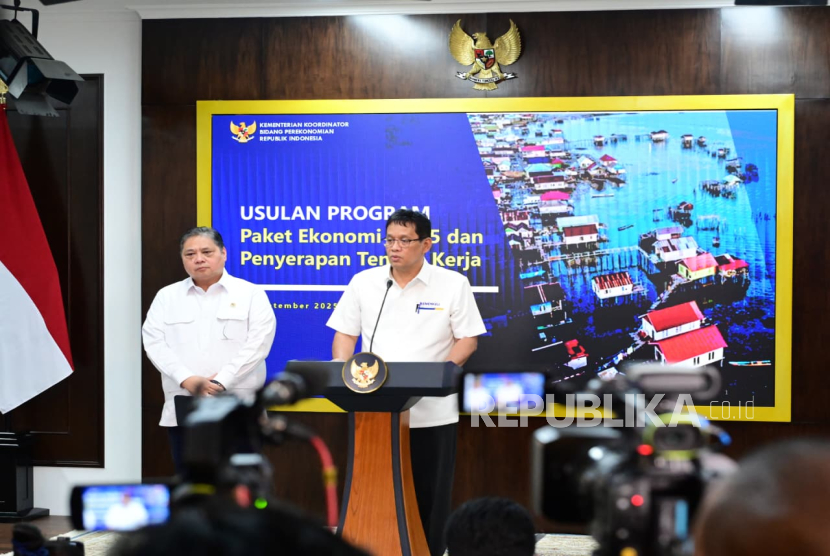Menko Perekonomian Airlangga Hartarto dan Menteri Keuangan (Menkeu) Purbaya Yudhi Sadewa saat konferensi pers di Kantor Presiden Istana Kepresidenan Jakarta, Senin (15/9/2025).