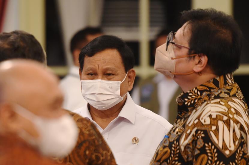 Menko Perekonomian Airlangga Hartarto (kanan) berbincang dengan Menteri Pertahanan Prabowo Subianto (kedua kanan) sebelum mengikuti rapat kabinet paripurna di Istana Negara, Jakarta, Senin (20/6/2022). Rapat kabinet paripurna tersebut membahas antisipasi krisis pangan dan energi.