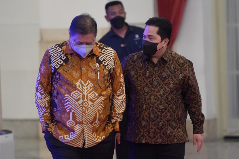 Menko Perekonomian Airlangga Hartarto (kiri) berbincang dengan Menteri BUMN Erick Thohir saat menghadiri pembukaan Rapat Koordinasi Nasional (Rakornas) Pengendalian Inflasi tahun 2022 di Istana Negara, Jakarta, Kamis (18/8/2022).