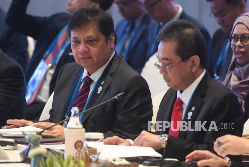 Menko Perekonomian Airlangga Hartarto (kiri) didampingi Menteri Perdagangan Agus Suparmanto (kanan) mengikuti ASEAN Economic Community (AEC) Council Meeting ke-18 di Impact Arena, Bangkok, Thailand, Kamis (31/10/2019). 