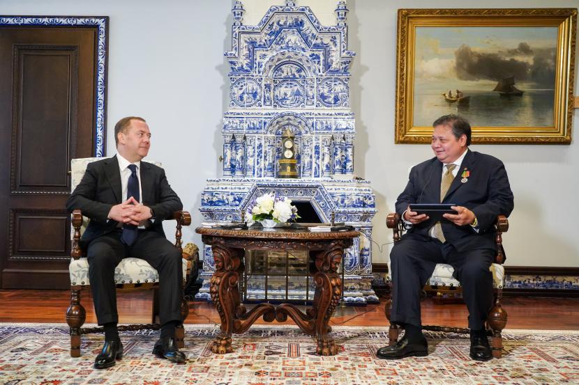 Menko Perekonomian Airlangga Hartarto menemui mantan Presiden dan Perdana Menteri Rusia Dmitry Medvedev di Moskow.