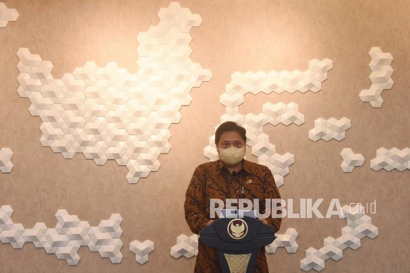 Menko Bidang Perekonomian Airlangga Hartarto. Airlangga melayat ke rumah duka istri Kepala Staf Kepresidenan Moeldoko,Koesni Harningsih, pada Ahad (12/3/2023). Ia pun menyampaikan duka cita atas meninggalnya Koesni Harningsih.