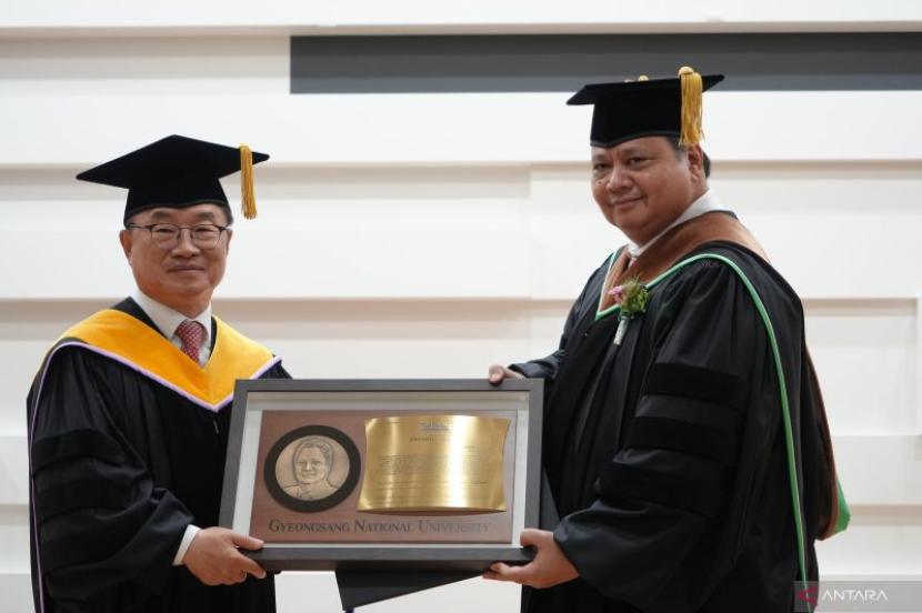 Menko Perekonomian Airlangga Hartarto meraih gelar doktor honoris causa dari Gyeongsang National University (GNU) di Jinju, Korea Selatan, Selasa (21/5/2024).