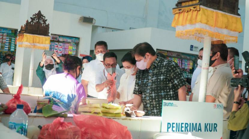 Menko Perekonomian Airlangga Hartarto bersama istri saat melakukan kunjungan ke Pasar Phula Kerti, Denpasar, Bali, Sabtu (18/12).