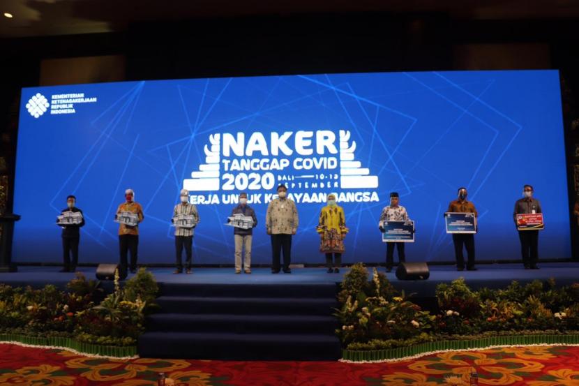 Menko Perekonomian Airlangga Hartarto saat mewakili Presiden Joko Widodo dalam acara Naker Tanggap Covid 2020 dengan tema “Kerja untuk Kejayaan Bangsa” di Bali pada Sabtu (12/9).