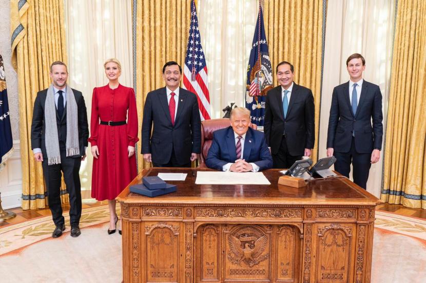 Menko Perekonomian dan Investasi RI Luhut Binsar Pandjaitan bertemu Presiden AS Donald Trump di White House, Washington DC.