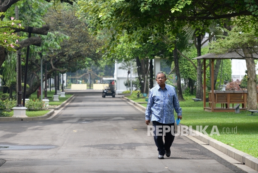 Menko Perekonomian Darmin Nasution berhjalan keluar Istana Merdeka usai mengikuti penyerahan hasil pemeriksaan atas laporan keuangan pada emerintah pusat 2015 kepada Presiden Joko Widodo di Istana Merdeka, Jakarta, Rabu (5/10).