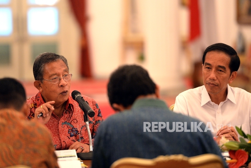 Menko Perekonomian Darmin Nasution bersama Presiden Joko Widodo saat mengumumkan Paket Kebijakan Ekonomi ke-12 di depan petinggi media di Istana Negara, Jakarta, Kamis (28/4).Republika/Wihdan Hidayat