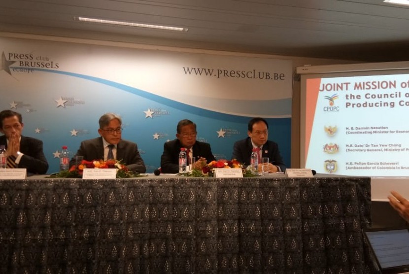 Menko Perekonomian Darmin Nasution didampingi Dubes Indonesia untuk Belgia Yuri Octavian Thamrin, Sekjen Kementerian Industri Utama (MPI) Malaysia Dato’ Tan Yew Chong, dan Duta Besar Kolombia di Brussel Felipe Garcia Echeverri melakukan konferensi pers di Kota Brussels, Belgia, Senin (8/4) malam WIB. 