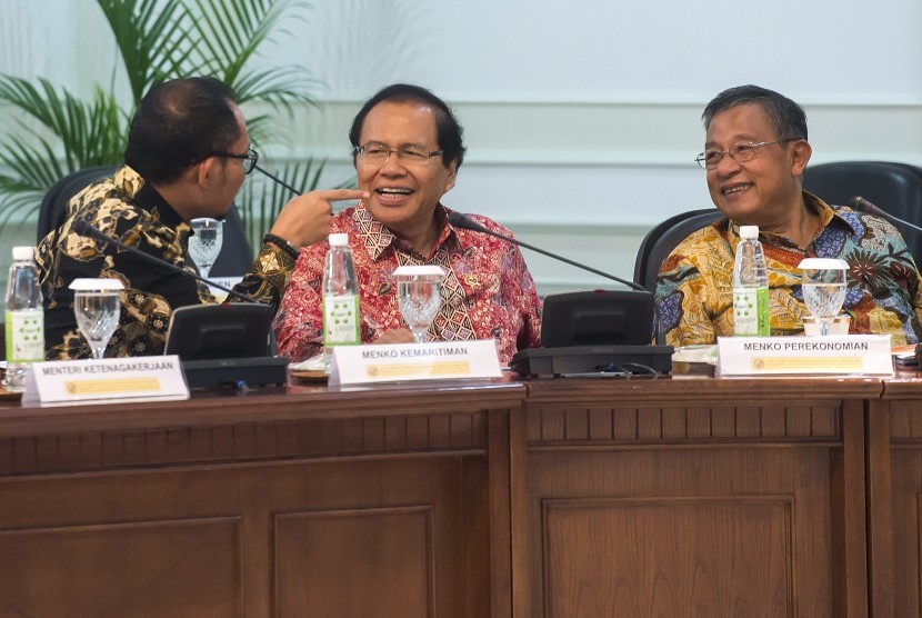 Menko Perekonomian Darmin Nasution (kanan) dan Menko Kemaritiman dan Sumber Daya Rizal Ramli (tengah) berbincang dengan Menteri Ketenagakerjaan Hanif Dakhiri (kiri) sebelum mengikuti rapat kabinet terbatas di Kantor Kepresidenan, Jakarta, Senin (29/2).