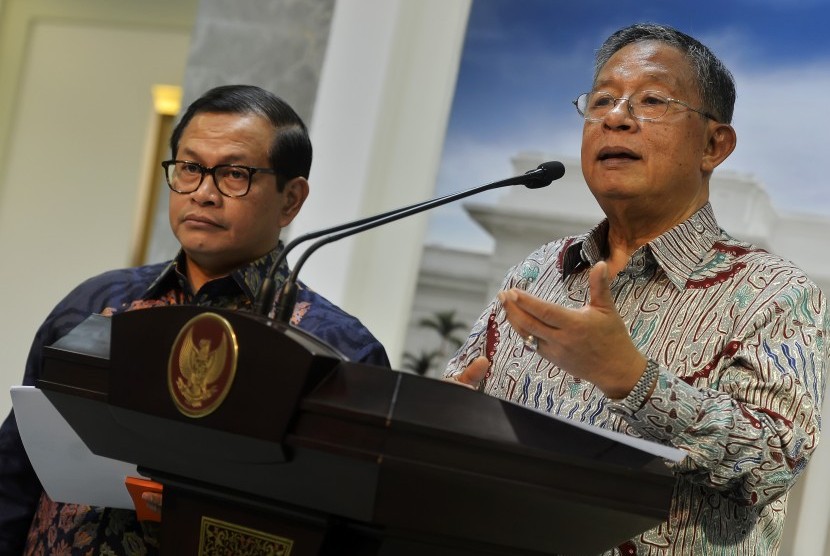 Menko Perekonomian Darmin Nasution (kanan) didampingi Sekretaris Kabinet Pramono Anung (kiri) memaparkan Paket Kebijakan Ekonomi Tahap XI di Kantor Presiden, Jakarta, Selasa (29/3).