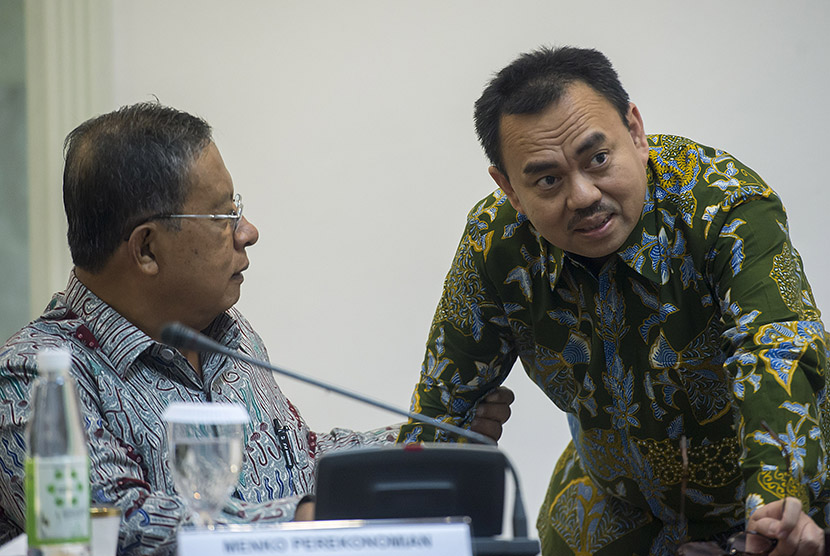 Menko Perekonomian Darmin Nasution (kiri) berbincang dengan Menteri ESDM Sudirman Said (kanan) sebelum mengikuti rapat kabinet terbatas di Kantor Kepresidenan, Jakarta, Selasa (29/12). 