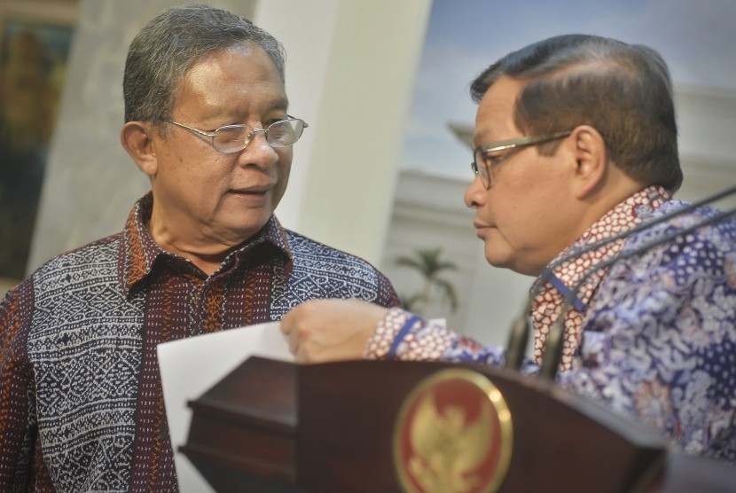 Menko Perekonomian Darmin Nasution (kiri) berdiskusi dengan Seskab Pramono Anung (kanan) saat memaparkan Paket kebijakan Ekonomi IX di Kantor Kepresidenan, Jakarta, Rabu (27/1). 