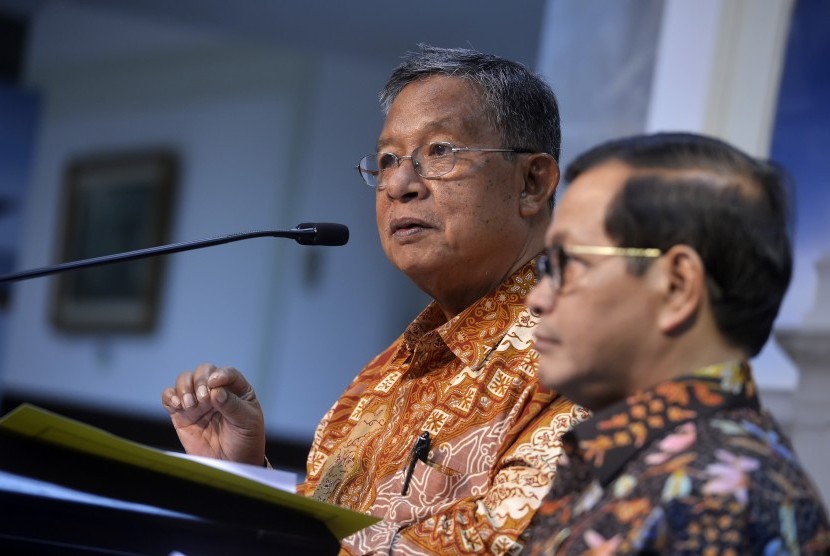 Menko Perekonomian Darmin Nasution (kiri) bersama Sekretaris Kabinet Pramono Anung (kanan) memaparkan paket kebijakan ekonomi jilid VIII di Kantor Kepresidenan, Jakarta, Senin (21/12).