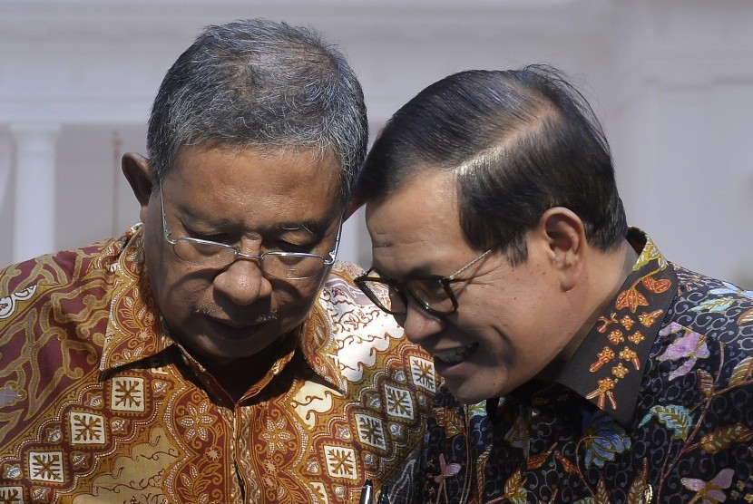 Menko Perekonomian Darmin Nasution (kiri) bersama Sekretaris Kabinet Pramono Anung (kanan) memaparkan paket kebijakan ekonomi jilid VIII di Kantor Kepresidenan, Jakarta, Senin (21/12). 