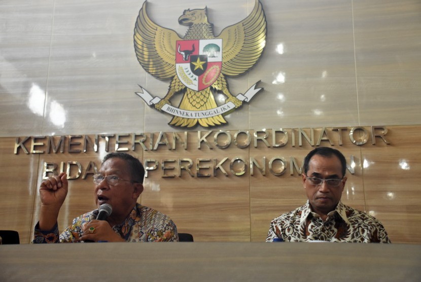 Menko Perekonomian Darmin Nasution (kiri) didampingi Menteri Perhubungan Budi Karya Sumadi (kanan) memberikan keterangan kepada wartawan seusai menggelar rapat koordinasi terkait evaluasi kebijakan penurunan tiket angkutan udara di Kantor Kementerian Perekonomian, Jakarta, Kamis (20/6/2019).