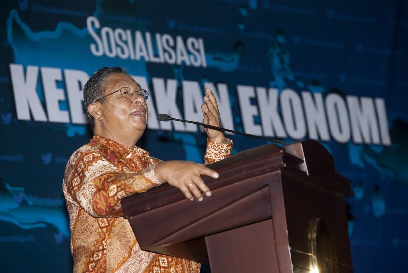 Menko Perekonomian Darmin Nasution memberikan sambutan saat Sosialisasi Paket Kebijakan Ekonomi di kantor Menko Perekonomian, Jakarta, Kamis (15/10). 