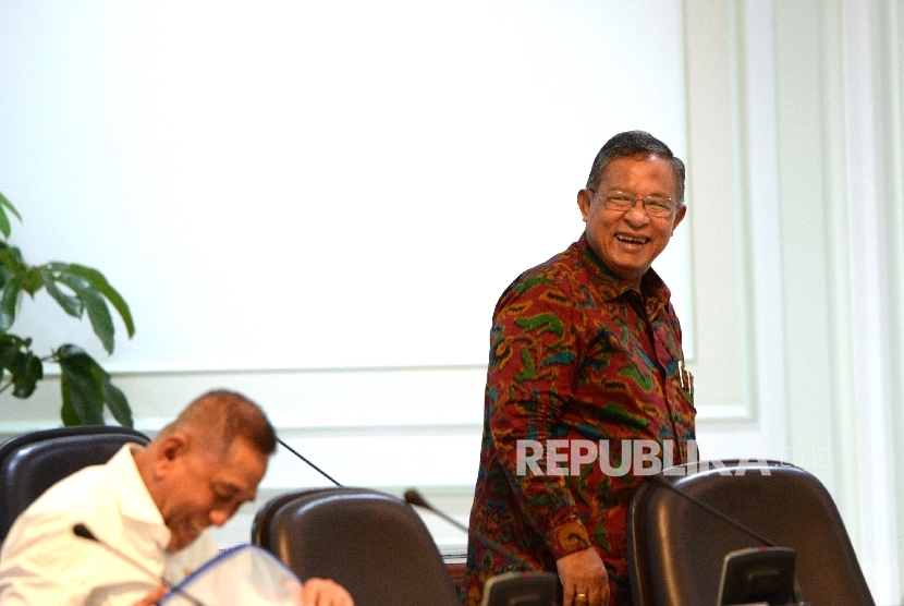 Menko Perekonomian Darmin Nasution menghadiri rapat terbatas di Kantor Kepresidenan, Jakarta, Selasa (30/5).