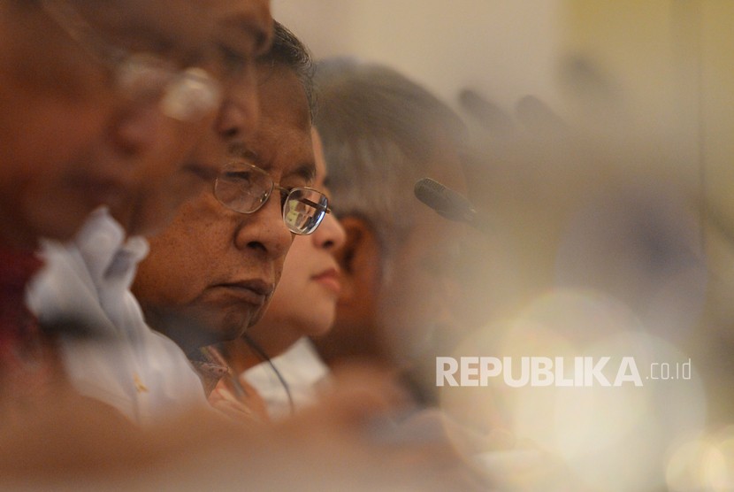 Menko Perekonomian Darmin Nasution mengikuti rapat terbatas percepatan pelaksanaan berusaha di Istana Bogor, Jawa Barat, Rabu (18/4).