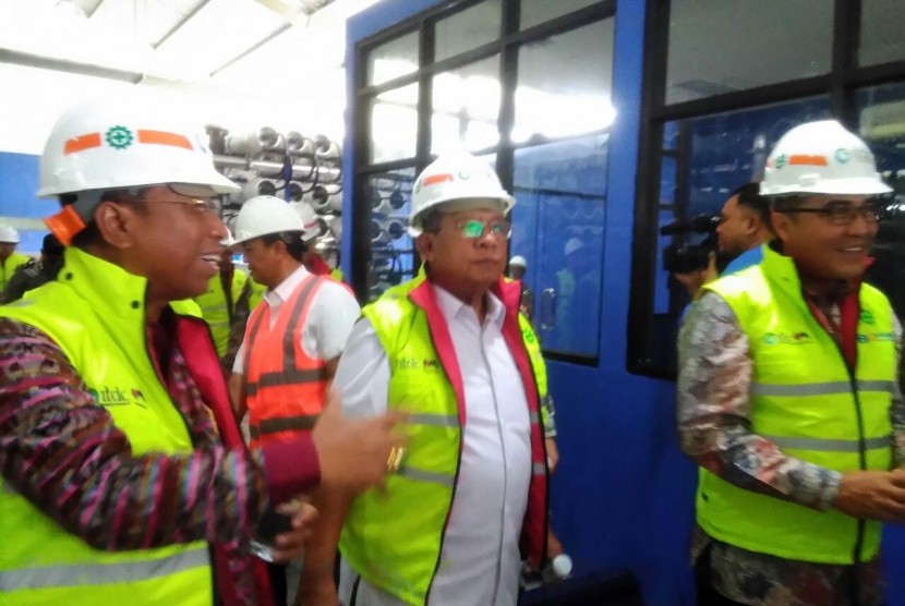 Chief Economic Minister Darmin Nasution was overseeing water treatment centre at  Special Economic Zone Mandalika, West Nusa Tenggara, on Saturday (Feb 11). 