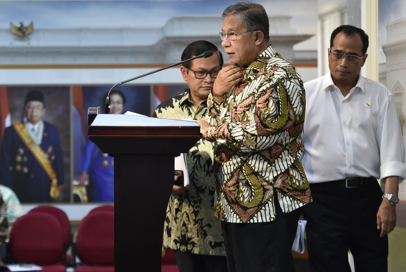 Menko Perekonomian Darmin Nasution (tengah) didampingi Menteri Perhubungan Budi Karya Sumadi (kanan) dan Seskab Pramono Anung (kiri) mengumumkan Paket Kebijakan Ekonomi XV di Kantor Presiden, Jakarta, Kamis (15/6). 