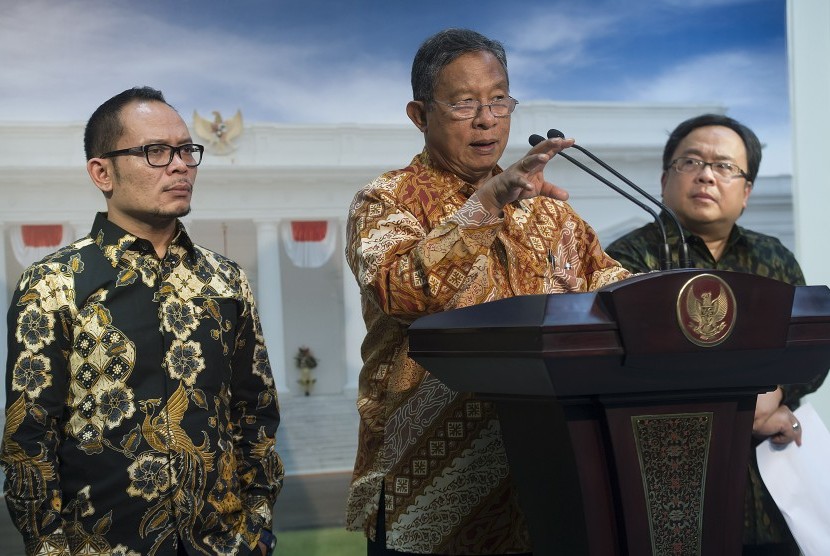 Menko Perekonomian Darmin Nasution (tengah), Menteri Ketenagakerjaan Hanif Dhakiri (kiri) dan Menteri Keuangan Bambang Brodjonegoro (kanan) memberikan keterangan pers soal paket kebijakan ekonomi jilid IV di Kantor Kepresidenan, Jakarta, Kamis (15/10). 