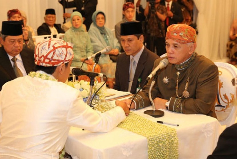 Menko Perekonomian Hatta Rajasa (dua kanan) bertindak selaku wali, menikahkan putrinya Siti Noor Azima Rajasa dengan Audy Satria Wardhana di Hotel Dharmawangsa, Jakarta, Minggu (20/10). Akad nikah dipimpin oleh Kepala KUA Kebayoran Baru, disaksikan oleh Pr