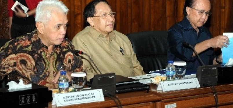 Menko Perekonomian Hatta Rajasa (kiri).