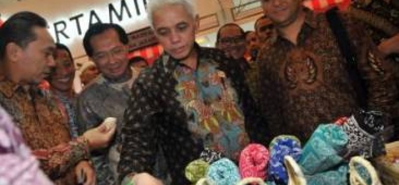 Menko Perekonomian, Hatta Rajasa, melihat produk-produk yang ditampilkan dalam Indonesia Halal Business and Food Expo, di Jakarta, Jumat (12/8)