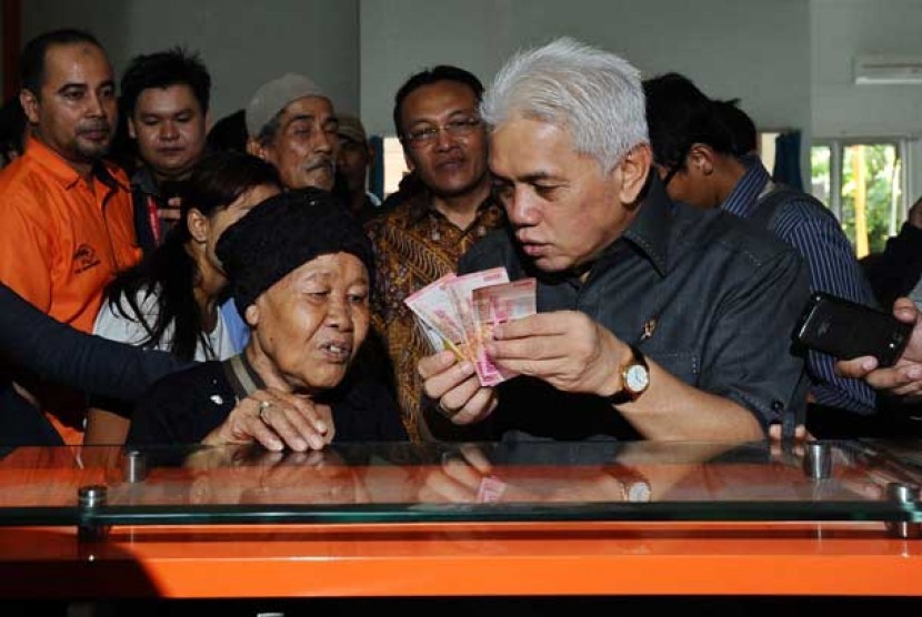  Menko Perekonomian Hatta Rajasa meninjau langsung pembagian Bantuan Langsung Sementara Masyarakat (BLSM) 2013 di Kantor Pos Kramatdjati, Jakarta Timur, Selasa (25/6). 