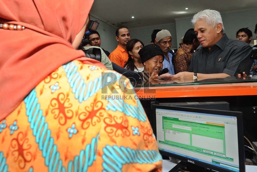  Menko Perekonomian Hatta Rajasa meninjau langsung pembagian Bantuan Langsung Sementara Masyarakat (BLSM) 2013 di Kantor Pos Kramatdjati, Jakarta Timur, Selasa (25/6).   (Republika/Tahta Aidilla)