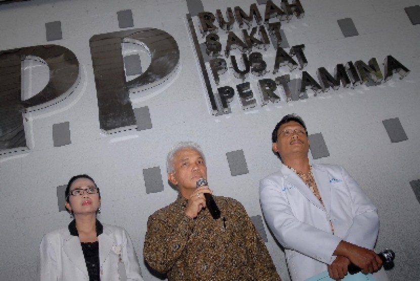 Menko Perekonomian Hatta Rajasa (tengah) dan tim dokter memberikan keterangan terkait kondisi terakhir Rasyid Rajasa yang dirawat di Rumah Sakit Pusat Pertamina, Jakarta.