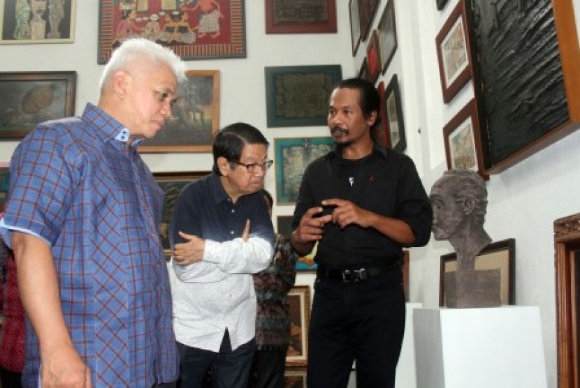 Menko Perekonomian RI, Hatta Rajasa (kiri), kolektor lukisan senior, Oei Hong Djien (tengah) dan pelukis Nasirun (kanan) saat melihat lihat isi lukisan di museum pribadi milik Nasirun, Bantul, Sabtu (6/7).