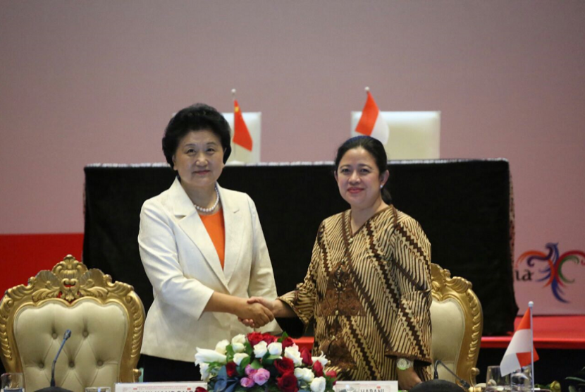 Menko PMK dan Wakil PM Cina berkesempatan menyaksikan langsung penandatanganan enam dokumen kesepakatan kerja sama oleh para anggota delegasi kedua negara.