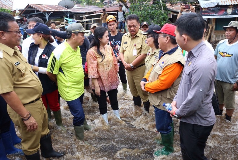  Menko PMK didampingi oleh Gubernur Sulut, Olly Dondokambey dan jajarannya.  Saat peninjauan langsung di lokasi banjir bandang dan tanah longsor itu, tepatnya berlokasi di SD Katolik Santo Andreas, Kelurahan Tandurusa Kec Aertembaga, Kota Bitung,