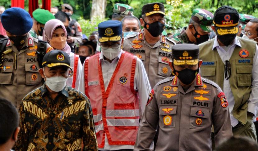 Menko PMK, Menhub, dan Kapolri mengecek persiapan libur nataru di Gadog.