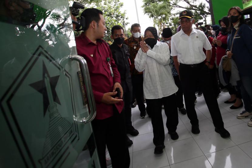 Menko PMK Muhadjir Effendi (Kanan) bersama Mensos Tri Rismaharini menyapa warga saat penyerahan bansos di Kantor Kecamatan Lowokwaru, Kota Malang, Jawa Timur, Senin (3/10/2022). Mensos Tri Rismaharini bersama Menko PMK Muhadjir Effendi dan Wakil Ketua MPR Ahmad Basarah menyampaikan belasungkawa sekaligus menyerahkan secara langsung bansos berupa uang tunai dan sembako kepada sejumlah keluarga korban tragedi Kanjuruhan di wilayah tersebut.