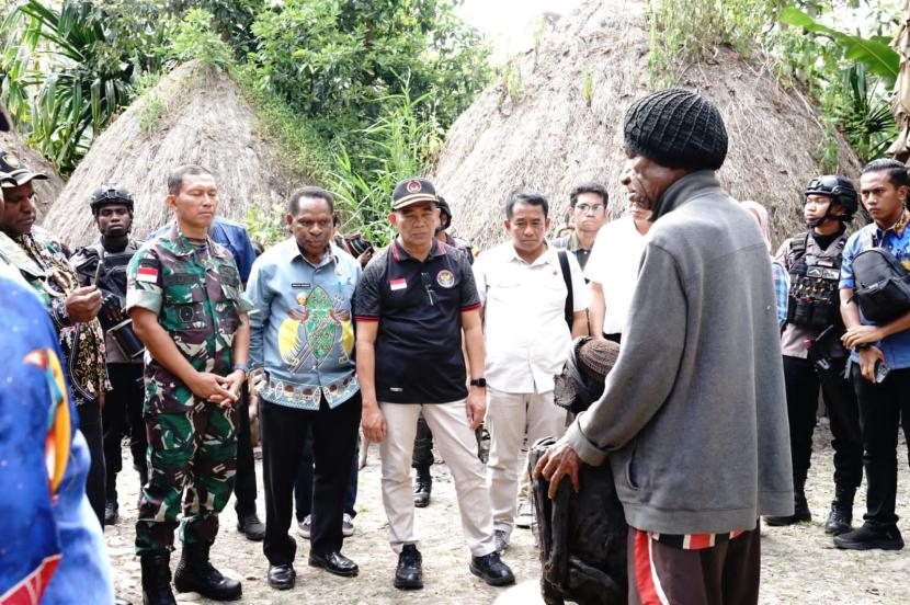 Menko PMK Muhadjir Effendy berdiskusi dengan warga Kampung Yiwiki, yang merupakan habitat suku dani di Kabupaten Jayawijaya, Provinsi Papua Pegunungan.