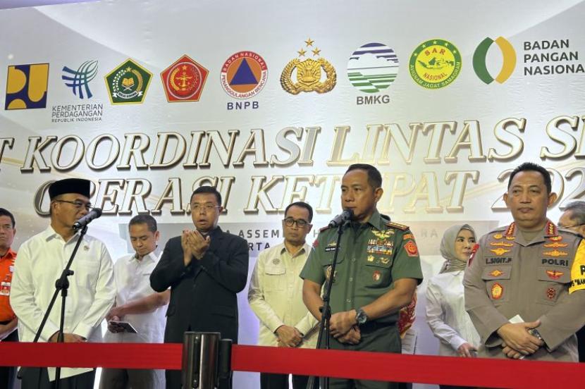 Menko PMK Muhadjir Effendy bersama Panglima TNI Jenderal Agus Subiyanto.