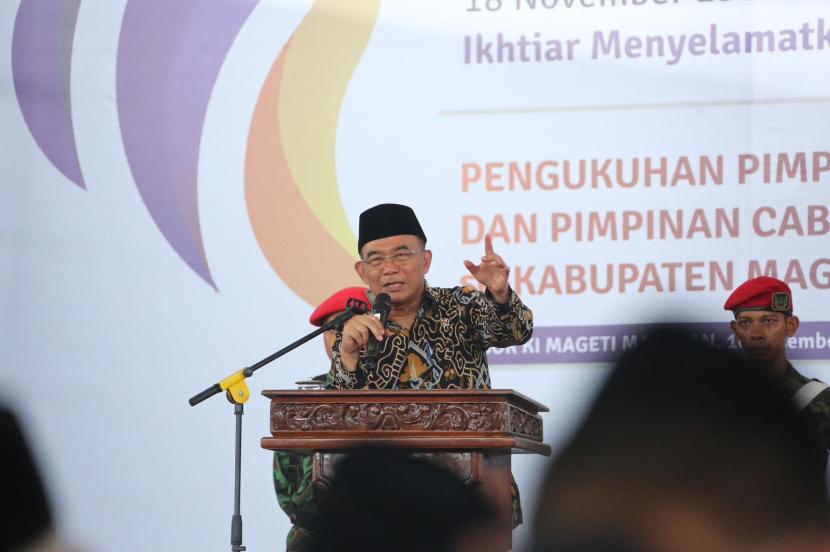Menko PMK Muhadjir Effendy  dalam agenda Milad ke-111 Muhammadiyah di GOR Ki Mageti Magetan, Jawa Timur, Ahad (10/12/2023).