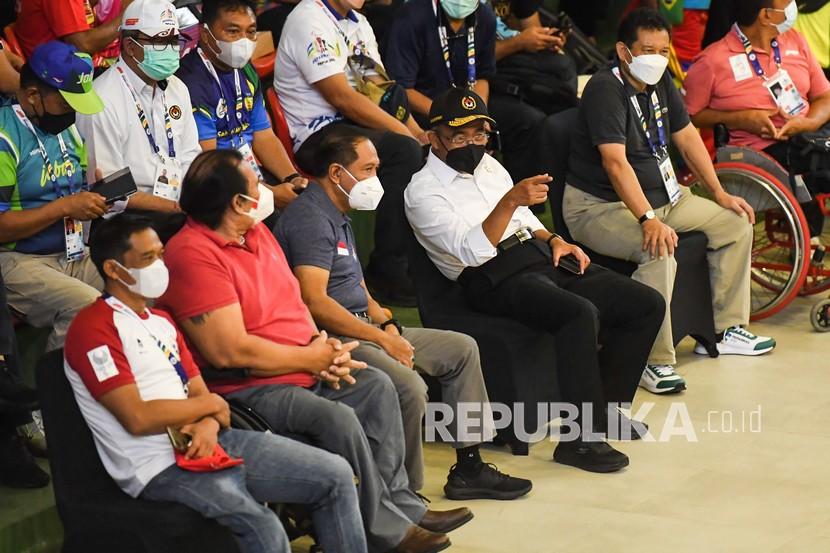  Menko PMK Muhadjir Effendy (kedua kanan) berbincang dengan Menpora Zainudin Amali (ketiga kiri) dan Ketua National Paralympic Committe (NPC) Indonesia Senny Marbun (kedua kiri) saat menyaksikan babak penyisihan Bulutangkis Peparnas Papua di Gor Cendrawasih, Kota Jayapura, Papua, Sabtu (6/11/2021).