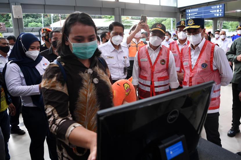 Menko PMK Muhadjir Effendy (kedua kanan), Menhub Budi Karya Sumadi (kanan) serta Dirut PT Kereta Api Indonesia (Persero) Didiek Hartantyo (ketiga kanan) melihat calon penumpang kereta yang mencetak tiket secara mandiri di Stasiun Pasar Senen, Jakarta Pusat, Kamis (7/4/2022). Menko PMK Muhadjir Effendy dan Menhub Budi Karya Sumadi meninjau kesiapan angkutan mudik Lebaran 2022 di stasiun tersebut. 