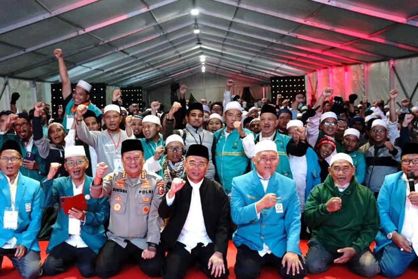 Menko PMK Muhadjir Effendy memberi pembekalan Jambore Nasional Dai Desa Mardani Parmusi, Taman Cibodas, Cianjur.