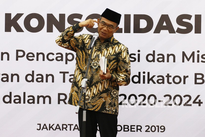 Menko PMK Muhadjir Effendy memberikan paparan saat rapat konsolidasi Kemenko PMK di Jakarta, Kamis (31/10/2019).