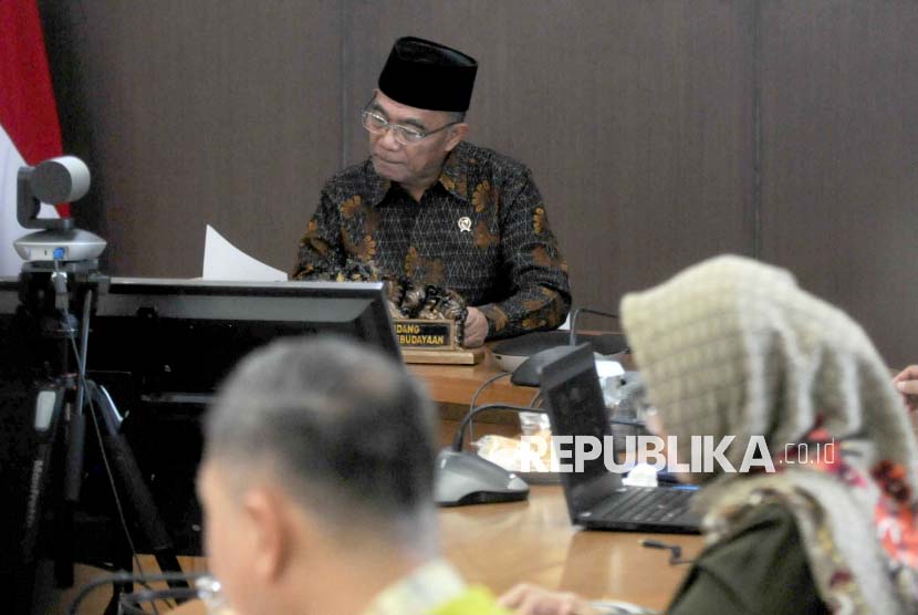 Menko PMK Muhadjir Effendy memimpin jalannya Rapat Tingkat Menteri Evaluasi Pelaksanaan Ibadah Haji 1444 H di Kantor Kemenko PMK, Jakarta, Selasa (6/6/2023). (Ilustrasi)
